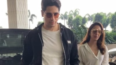 Sidharth Malhotra and Kiara Advani leave for Delhi. Sidharth Malhotra and Kiara Advani leave for Delhi.