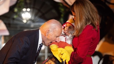 TOPSHOT - US President Joe Biden jokingly bites a baby dressed as a chicken as he hosts a Halloween trick-or-treat event at the South Portico of the White House in Washington, DC, on October 30, 2024. (Photo by Tierney CROSS / AFP) (AFP) TOPSHOT - US President Joe Biden jokingly bites a baby dressed as a chicken as he hosts a Halloween trick-or-treat event at the South Portico of the White House in Washington, DC, on October 30, 2024. (Photo by Tierney CROSS / AFP) (AFP)