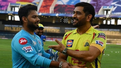 DC skipper Rishabh Pant (L) with CSK Captain MS Dhoni (R) (Twitter)