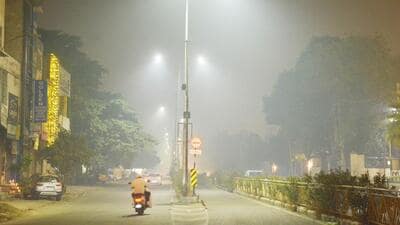 A day after Diwali, Amritsar remaining at the top of the pollution chart with an AQI level of 335. (Sameer Sehgal/HT) A day after Diwali, Amritsar remaining at the top of the pollution chart with an AQI level of 335. (Sameer Sehgal/HT)