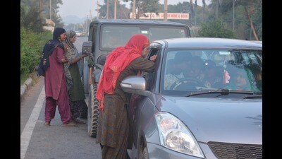 Despite widespread presence of beggars on Chandigarh roads, police have made only 14 arrests this year, all during the ongoing ‘Beggar-free Chandigarh’ drive. (Sant Arora/HT) Despite widespread presence of beggars on Chandigarh roads, police have made only 14 arrests this year, all during the ongoing ‘Beggar-free Chandigarh’ drive. (Sant Arora/HT)