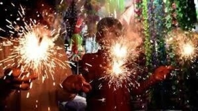 In a move to check pollution, the Shimla district administration gave a two-hour window for bursting crackers on the occasion of Diwali. ( (HT File)) In a move to check pollution, the Shimla district administration gave a two-hour window for bursting crackers on the occasion of Diwali. ( (HT File))