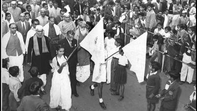 Thousands of people cheered, and a 21-gun salute was fired as the Tricolour went up. (HT Archives)