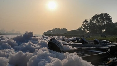 Toxic foam in the Yamuna at Kalindi Kunj in New Delhi on Friday. (Sunil Ghosh/HT Photo) Toxic foam in the Yamuna at Kalindi Kunj in New Delhi on Friday. (Sunil Ghosh/HT Photo)