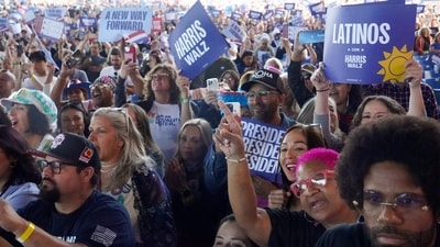 Supporters of Democratic presidential nominee U.S. Vice President Kamala Harris attend a rally in Phoenix, Arizona, U.S. October 31, 2024. (REUTERS)