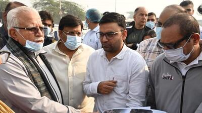 Union minister Manohar Lal Khattar during his visit at Bandhwari landfill on Thursday (HT Photo) Union minister Manohar Lal Khattar during his visit at Bandhwari landfill on Thursday (HT Photo)