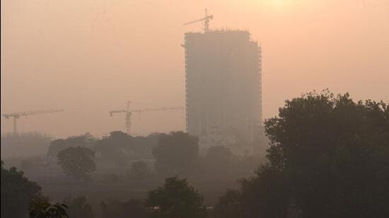 According to CPCB, Ghaziabad city’s PM2.5 and PM10 levels spiked to “severe” category between 10pm Thursday and 2am Friday, but started to decline at monitoring stations in Indirapuram, Loni and Sanjay Nagar. (Sakib Ali/HT Photo)