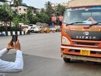 A traffic police personnel seen issuing e-challan to a heavy vehicle near Mulund Toll Naka. (Praful Gangurde/HT Photo) (HT PHOTO) A traffic police personnel seen issuing e-challan to a heavy vehicle near Mulund Toll Naka. (Praful Gangurde/HT Photo) (HT PHOTO)
