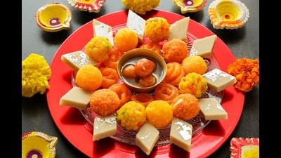 A single piece of gulab jamun contains around 150 calories, while two jalebis can add up to 500 calories. Samosas come with 250 to 300 calories, and snacks like mathri are high in both fat and salt. (Shutterstock)