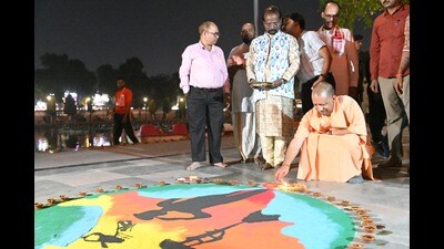 CM Yogi Adityanath lit a lamp in memory of martyrs at Gorakhnath temple on Saturday in Gorakhpur (HT Photo)