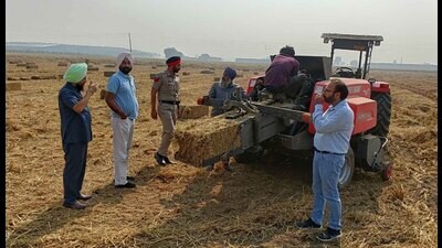Civil-police teams carry out awareness drive to educate farmers in Ludhiana on Saturday. (Hindustan Times) Civil-police teams carry out awareness drive to educate farmers in Ludhiana on Saturday. (Hindustan Times)