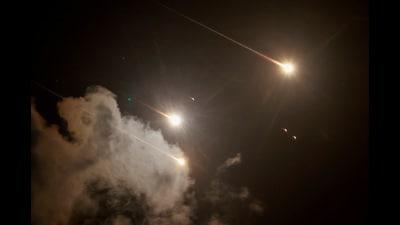FILE PHOTO: Projectiles are seen in the sky after Iran fired a salvo of ballistic missiles, amid cross-border hostilities between Hezbollah and Israel, as seen from Tel Aviv, Israel, October 1, 2024. REUTERS/Ammar Awad/File Photo (REUTERS) FILE PHOTO: Projectiles are seen in the sky after Iran fired a salvo of ballistic missiles, amid cross-border hostilities between Hezbollah and Israel, as seen from Tel Aviv, Israel, October 1, 2024. REUTERS/Ammar Awad/File Photo (REUTERS)