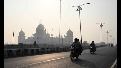 Motorists on a smoggy evening in Ludhiana on Saturday. (Gurpreet Singh/Hindustan Times) Motorists on a smoggy evening in Ludhiana on Saturday. (Gurpreet Singh/Hindustan Times)