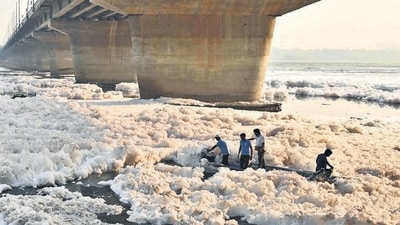 Rescuers on Saturday look for Mohammad Shami, a motorcyclist who was flung into the river after being struck by a car on the Kalindi Kunj Bridge. (Arvind Yadav/HT Photo) Rescuers on Saturday look for Mohammad Shami, a motorcyclist who was flung into the river after being struck by a car on the Kalindi Kunj Bridge. (Arvind Yadav/HT Photo)
