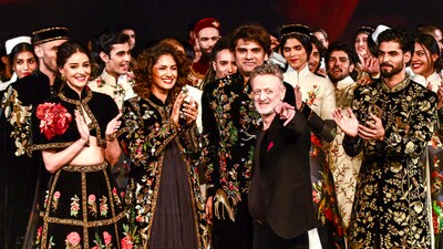 Bollywood actress Ananya Panday with fashion designer Rohit Bal and others during the finale of Lakme Fashion Week x FDCI, at The Imperial, in New Delhi on Sunday. Weeks after he presented his last collection, Rohit Bal passed away at a hospital in Delhi on November 1, 2024, after battling a heart ailment. In memory of the iconic fashion designer, here are 8 of his unforgettable looks featuring Bollywood celebrities - (ANI Photo/Ritik Jain) Bollywood actress Ananya Panday with fashion designer Rohit Bal and others during the finale of Lakme Fashion Week x FDCI, at The Imperial, in New Delhi on Sunday. Weeks after he presented his last collection, Rohit Bal passed away at a hospital in Delhi on November 1, 2024, after battling a heart ailment. In memory of the iconic fashion designer, here are 8 of his unforgettable looks featuring Bollywood celebrities - (ANI Photo/Ritik Jain)
