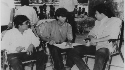 Shah Rukh Khan with director Kundan Shah and Deepak Tijori during the shooting of Kabhi Haan Kabhi Naa. 