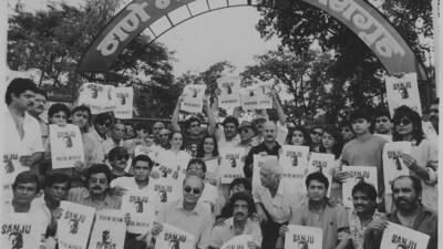 In 1994, several celebs gathered outside Thane Central Jail to pledge their support to Sanjay Dutt. Can you spot Shah Rukh Khan? 