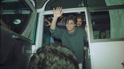 Shah Rukh Khan waves at his fans at Odeon in 2000. (Arvind Yadav)