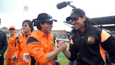 Shah Rukh Khan along with Hrithik Roshan during the IIFA 2005 cricket match,&nbsp; (Raj k Raj)