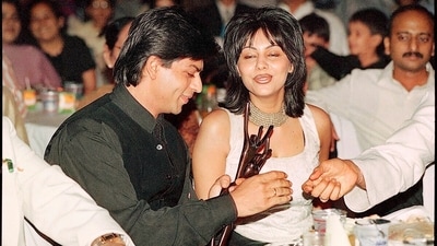Shah Rukh Khan shares a candid moment with wife Gauri Khan after winning an award in 1998. (Pradeep Bhatia)