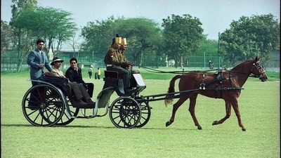 Shah Rukh Khan enjoys a carriage ride at Jaipur Polo Grounds. (Virendra Singh)