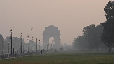 Smog permeates Kartavya Path in New Delhi on Saturday morning. (Arvind Yadav/HT Photo)