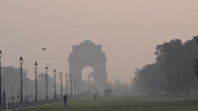 Smog permeates Kartavya Path in New Delhi on Saturday morning. (Arvind Yadav/HT Photo)
