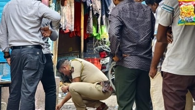Vivek Gupta and his friends were bursting crackers at around 12.50am on Friday when Kartik R Mohan Devendra, a resident of the same area, warned them not to do so as it was blocking the road. (Raju Shinde/HT Photo) Vivek Gupta and his friends were bursting crackers at around 12.50am on Friday when Kartik R Mohan Devendra, a resident of the same area, warned them not to do so as it was blocking the road. (Raju Shinde/HT Photo)