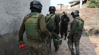 Paramilitary soldiers move towards the site of encounter, in Khanyar area of Srinagar on Saturday (Waseem Andrabi /Hindustan Times)