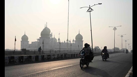 Motorists on a smoggy evening in Ludhiana on Saturday. (Gurpreet Singh/Hindustan Times)
