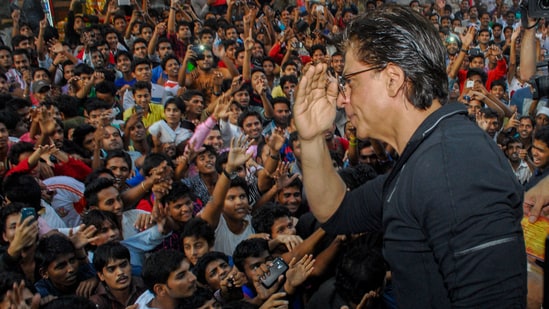 Shah Rukh Khan greets his fans while visiting Galaxy theater in Mumbai in 2014.(Prodip Guha)