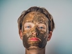 Person with a facemask made with moringa powder(unsplash)