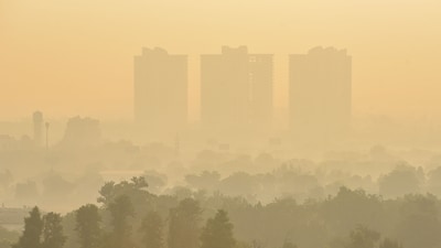 Parts of Gurugram recorded an AQI of over 400 on Sunday morning. Air Quality is considered "severe" at '401-450" and 450 and above, is “severe plus.” (HT Photo) Parts of Gurugram recorded an AQI of over 400 on Sunday morning. Air Quality is considered "severe" at '401-450" and 450 and above, is “severe plus.” (HT Photo)