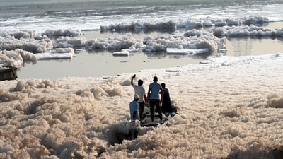 Toxic foam floating on the Yamuna at Kalindi Kunj shows pollution levels remained alarmingly high. (Arvind Yadav/HT Photo) Toxic foam floating on the Yamuna at Kalindi Kunj shows pollution levels remained alarmingly high. (Arvind Yadav/HT Photo)