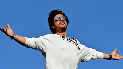 Shah Rukh Khan's team commended Mumbai Police amid heightened security outside Mannat. Shah Rukh Khan's team commended Mumbai Police amid heightened security outside Mannat.