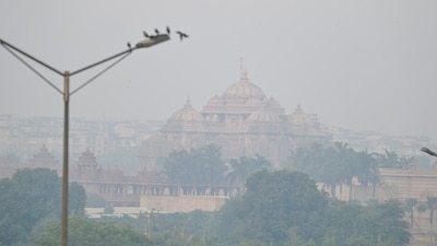 New Delhi, India - Nov. 1, 2024: Smog and pollution at NH24 near Akshardham Temple area after Diwali festival, People burning fire crackers on the occasion of Diwali festival despite of the ban by Delhi Government in New Delhi, India, on Friday, November 1, 2024. (Photo by RAJ K RAJ / Hindustan Times) (RAJ K RAJ /HT PHOTO) New Delhi, India - Nov. 1, 2024: Smog and pollution at NH24 near Akshardham Temple area after Diwali festival, People burning fire crackers on the occasion of Diwali festival despite of the ban by Delhi Government in New Delhi, India, on Friday, November 1, 2024. (Photo by RAJ K RAJ / Hindustan Times) (RAJ K RAJ /HT PHOTO)