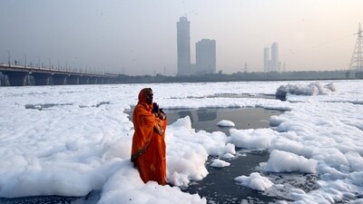 Toxic foam seen floating over Yamuna River at Kalindi Kunj in New Delhi. (HT Photo) Toxic foam seen floating over Yamuna River at Kalindi Kunj in New Delhi. (HT Photo)