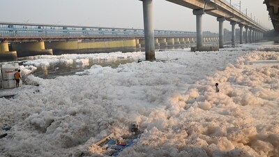 The toxic foam in Yamuna has raised concerns among residents and political leaders over pollution just ahead of Chhath Puja. (HT Photo) The toxic foam in Yamuna has raised concerns among residents and political leaders over pollution just ahead of Chhath Puja. (HT Photo)