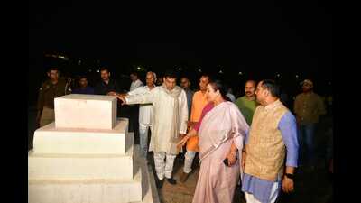 Minister AK Sharma inspects a ghat in Lucknow on Sunday. (HT Photo) Minister AK Sharma inspects a ghat in Lucknow on Sunday. (HT Photo)