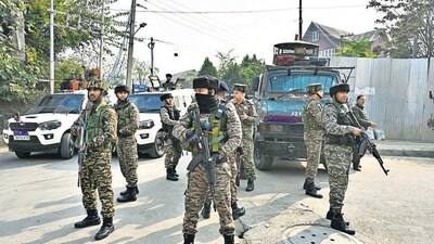 Paramilitary soldiers stand guard near the site of encounter in the Khanyar area of Srinagar on Saturday. (Waseem Andrabi /HT Photo)