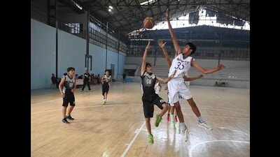 Players in action during the U-14 State Basketball Championship at Guru Nanak Stadium in Ludhiana on Sunday. (Gurpreet Singh/Hindustan Times)