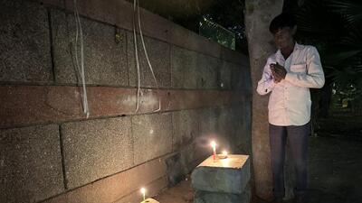 Ramchander, a pavement barber, lit up two diyas and two candles on the exact spot of the darkened tree-lined Central Delhi pave where he daily operates his stall. (HT Photo) Ramchander, a pavement barber, lit up two diyas and two candles on the exact spot of the darkened tree-lined Central Delhi pave where he daily operates his stall. (HT Photo)