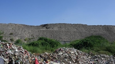 The dumping site at Singhola. (Sanchit Khanna/HT) The dumping site at Singhola. (Sanchit Khanna/HT)