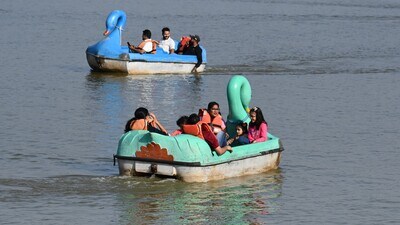 Visitors enjoying boat rides at Sukhna Lake on a sunny afternoon. (Sanjeev Sharma/HT) Visitors enjoying boat rides at Sukhna Lake on a sunny afternoon. (Sanjeev Sharma/HT)