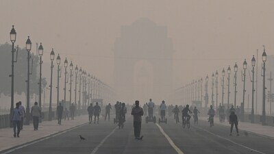 A view of Kartavya Path engulfed in a layer of smog in New Delhi, India, on Sunday, November 3, 2024. ( (Photo by Arvind Yadav/ Hindustan Times)) A view of Kartavya Path engulfed in a layer of smog in New Delhi, India, on Sunday, November 3, 2024. ( (Photo by Arvind Yadav/ Hindustan Times))