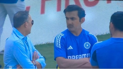 Ajit Agarkar (L) and Gautam Gambhir (C) in a serious chat (Screengrab) Ajit Agarkar (L) and Gautam Gambhir (C) in a serious chat (Screengrab)