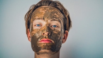 Person with a facemask made with moringa powder (unsplash)