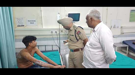 Amritsar-Howrah Mail explosion: One of the injured at the district hospital in Fatehgarh Sahib on Sunday. All injured are stated to be stable. (HT Photo)