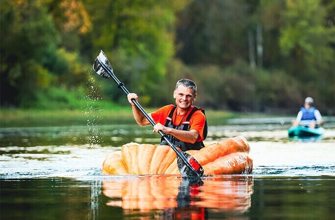 US man grows 500 kg pumpkin, uses it as boat to sail 70 km  display picture 3
