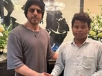 Shah Rukh Khan met a fan from Jharkhand who waiting 95 days for him.